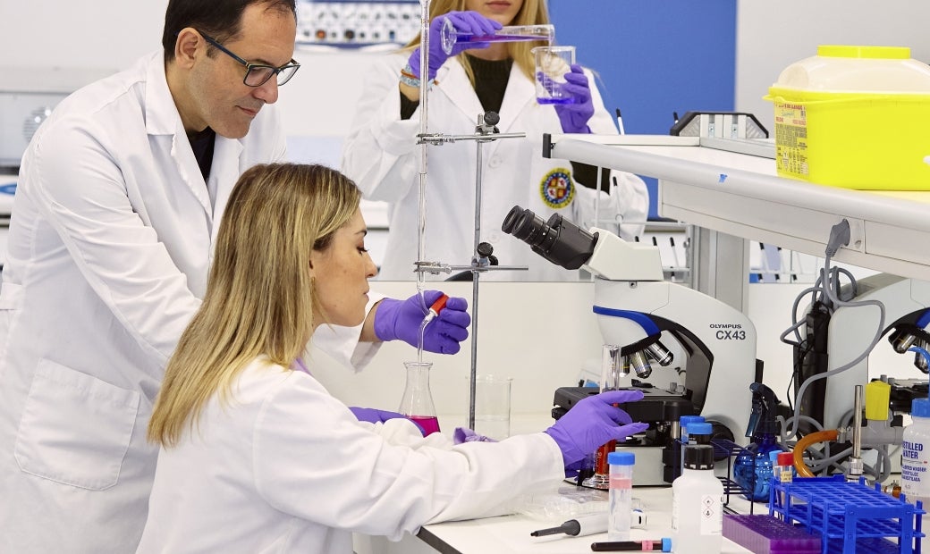 por-que-estudiar-grado-en-biomedicina.jpg