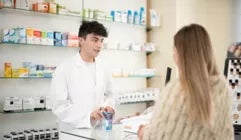 Grado en Farmacia Online con Prácticas | UAX